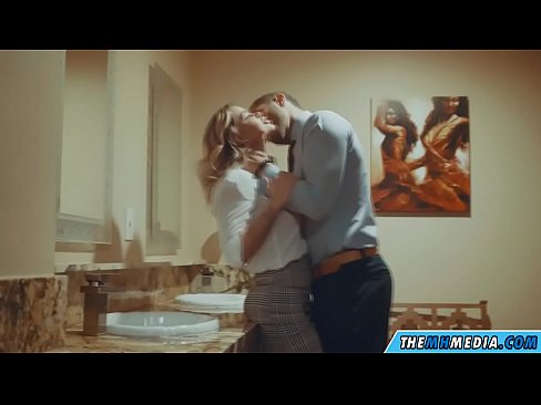 ❤️ Όταν μια πλούσια ξανθιά σε αποπλανεί σε μια δημόσια τουαλέτα ❤️❌ Πόρνο ️❤